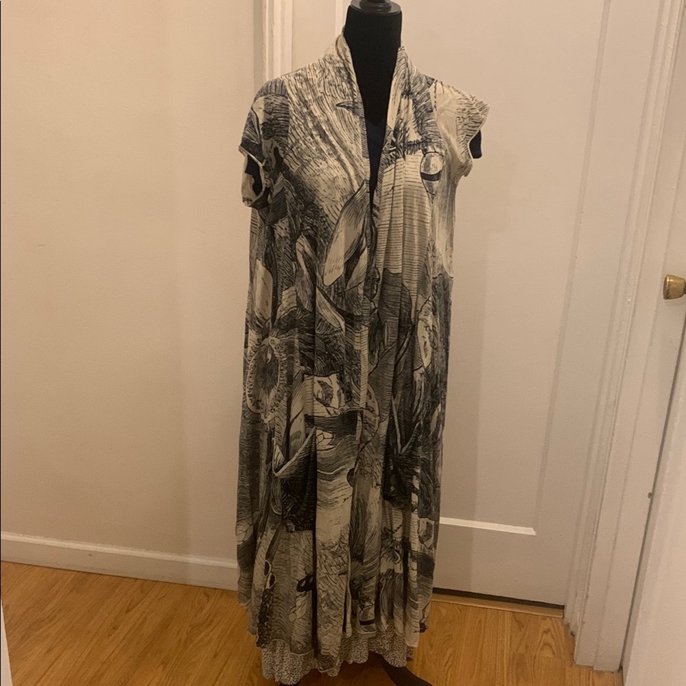 Elegant Black and White Women's Cardigan- PRELOVED